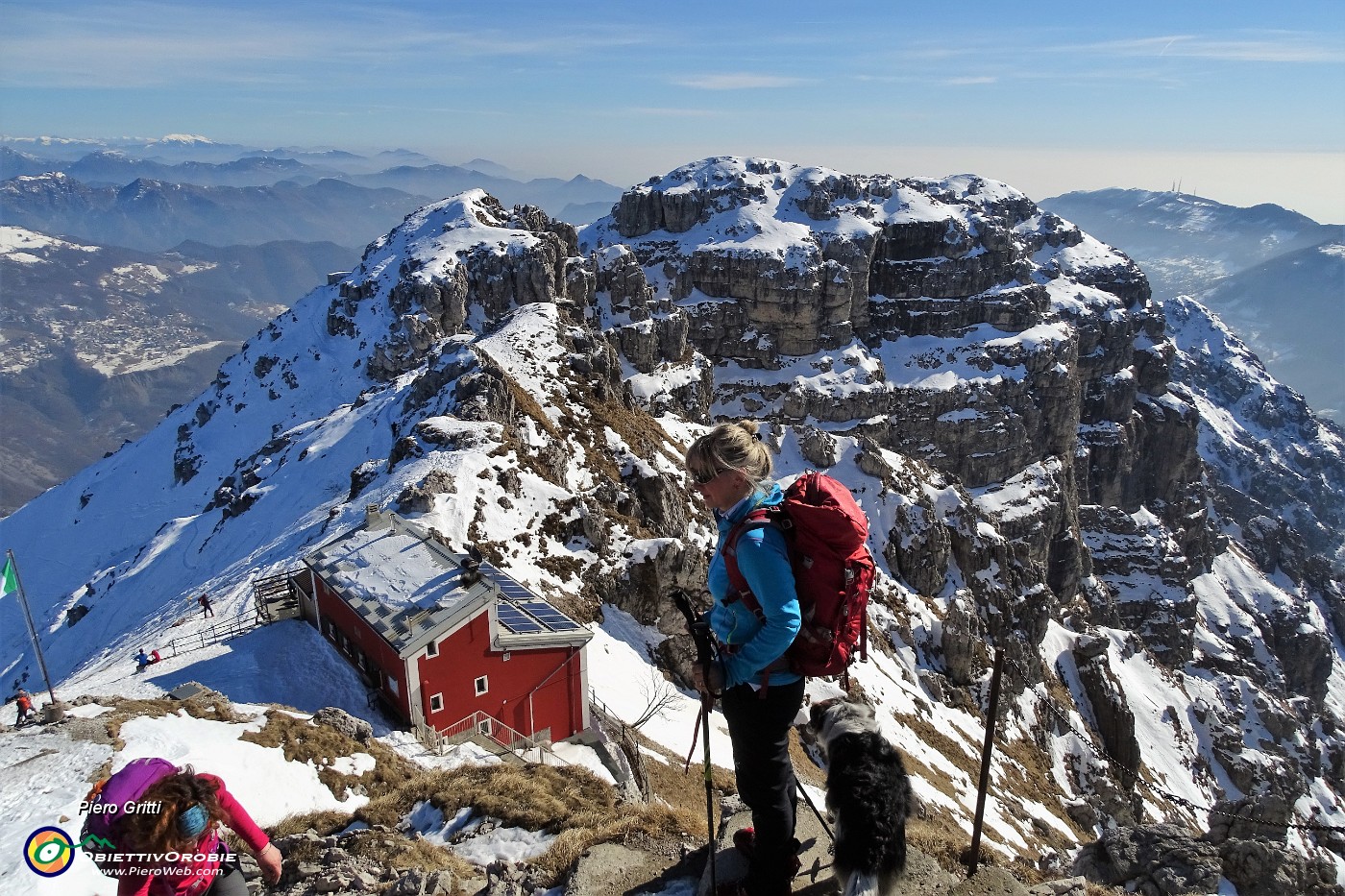 59 Dalla Punta Cermenati  (1875) ci abbassiamo al Rif. Azzoni (1860 m).JPG